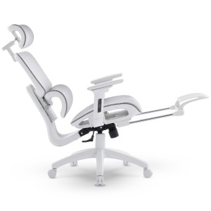 Fotel biurowy DELAGEAR M Pro 750 z rozłożonym podnóżkiem w pozycji do relaksu
