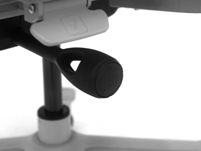 Czarne pokrętło mechanizmu pod siedziskiem fotela ERGONAUT NIMBUS Szary.