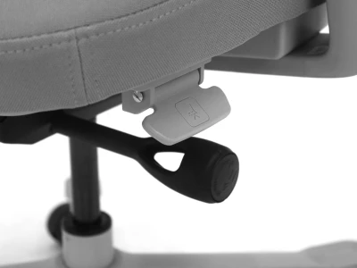 Szara dźwignia regulacji głębokości siedziska fotela ERGONAUT NIMBUS.