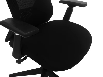 Fotel Ergonomiczny Biurowy ERGONAUT VOYAGER Czarny - zbliżenie z lewego profilu na podłokietnik i grube siedzisko.
