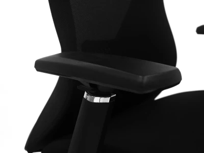 Zbliżenie na łączenie siedziska, oparcia i podłokietnika w czarnym fotelu ERGONAUT VOYAGER.