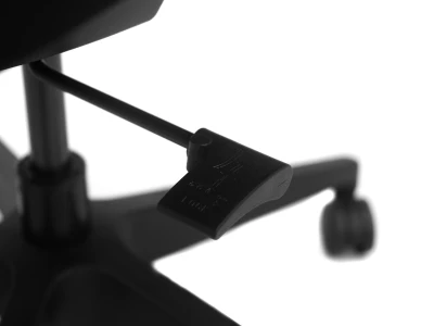 Detal dźwigni regulacyjnej pod siedziskiem czarnego fotela ERGONAUT VOYAGER.