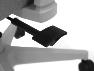 Fotel Ergonomiczny Biurowy ERGONAUT PULSE Szary - zbliżenie na czarną dźwignię sterującą pod siedziskiem.