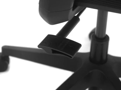 Fotel Ergonomiczny Biurowy ERGONAUT NEST Czarny - zbliżenie na czarną dźwignię regulacji pod siedziskiem.