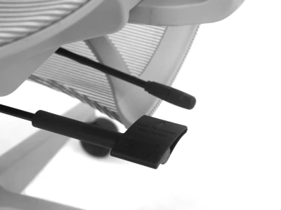 Dźwignie regulacji fotela ERGONAUT BIONIC AIR FR Szary pod prawą stroną siedziska.