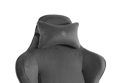 Fotel Gamingowy Delagear G 600 PURE Ciemnoszary Materiałowy - zbliżenie na poduszkę zagłówkową z haftem.