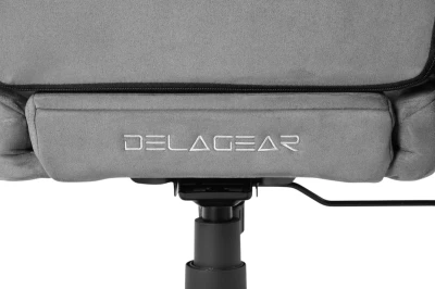 Fotel Gamingowy Delagear G 600 PURE Ciemnoszary Materiałowy - zbliżenie na tył oparcia z logo.
