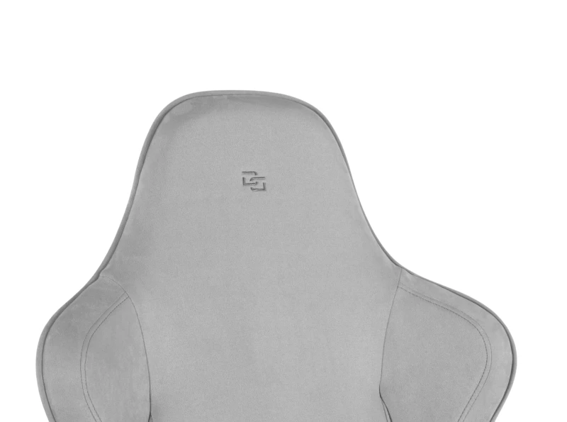 Fotel Gamingowy Delagear G 600 PURE Szary Materiałowy – detal górnej części oparcia z logo.