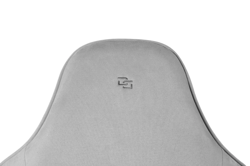 Fotel Gamingowy Delagear G 600 PURE Szary Materiałowy – zbliżenie na górną część oparcia z wyhaftowanym logo.
