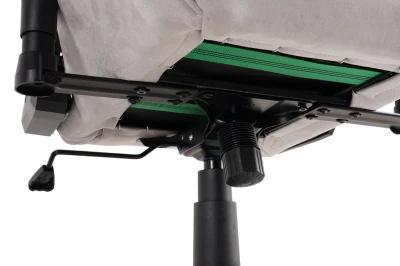 Fotel Gamingowy Delagear G 600 PURE Szary Materiałowy – ujęcie od spodu na mechanizm, pokrętło i zielone pasy.
