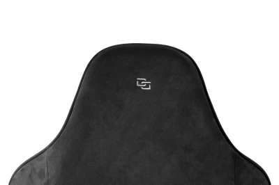 Fotel Gamingowy Delagear G 600 PURE Czarny Materiałowy - zbliżenie na haftowane białe logo DG na zagłówku.
