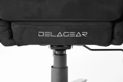 Fotel Gamingowy Delagear G 600 PURE Czarny Materiałowy - zbliżenie na tylny haftowany napis DELAGEAR.