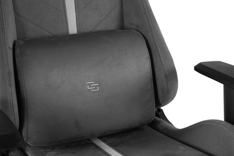Fotel Gamingowy Delagear G 525 Ciemnoszary Materiałowy – zbliżenie na wypukłą poduszkę lędźwiową z logo.