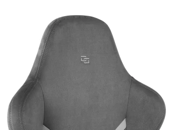 Fotel Gamingowy Delagear G 525 Ciemnoszary Materiałowy – zbliżenie na haftowane logo na szczycie oparcia.