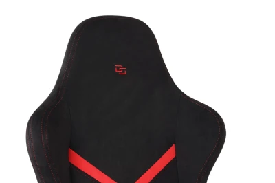 Fotel Gamingowy Delagear G 525 Czarno-czerwony Materiałowy - zbliżenie na górną część oparcia z logo.