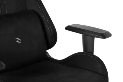 Fotel Gamingowy Delagear G 525 Czarny Materiałowy - zbliżenie na poduszkę lędźwiową i prawy podłokietnik.