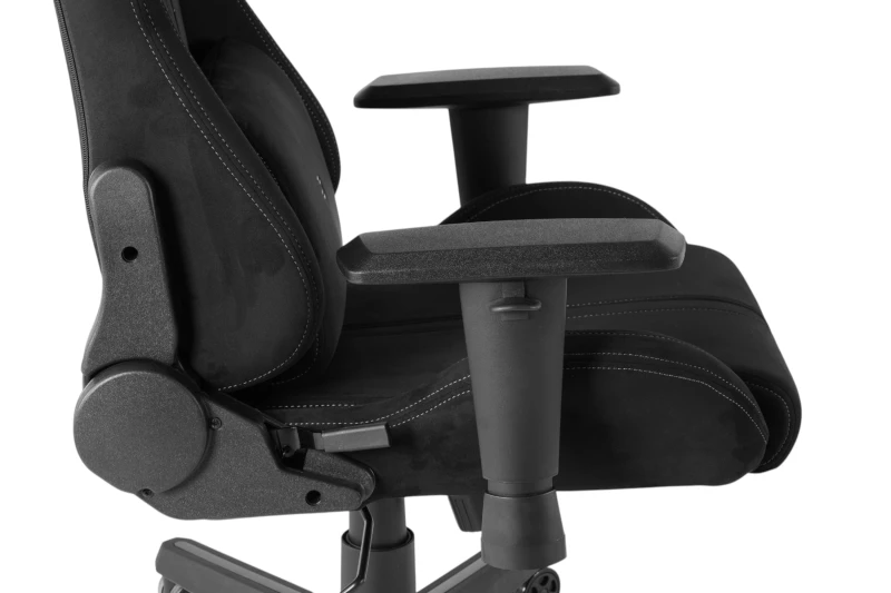 Fotel Gamingowy Delagear G 525 Czarny Materiałowy - zbliżenie na prawy podłokietnik, siedzisko i mechanizm.