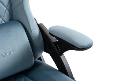 Fotel Gamingowy Delagear G 404 Niebieski Velvet Materiałowy - zbliżenie na prawy podłokietnik.
