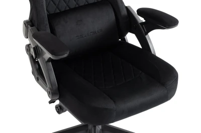 Fotel Gamingowy Delagear G 404 Czarny Velvet - detal siedziska z pikowaniem i czarnymi podłokietnikami.