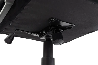 Fotel Gamingowy Delagear G 404 Czarny Velvet - widok od spodu na mechanizm z dźwignią i pokrętłem.