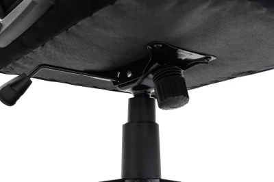 Fotel Gamingowy Delagear G 450 Czarny - widok od spodu na mechanizm pod siedziskiem.