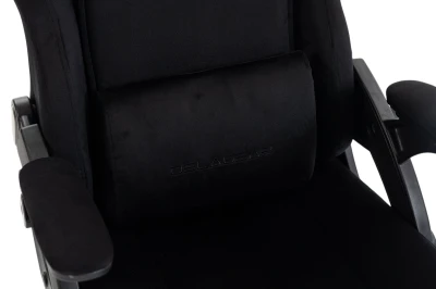 Fotel Gamingowy Delagear G 450 Czarny - zbliżenie na poduszkę lędźwiową z logo DELAGEAR.