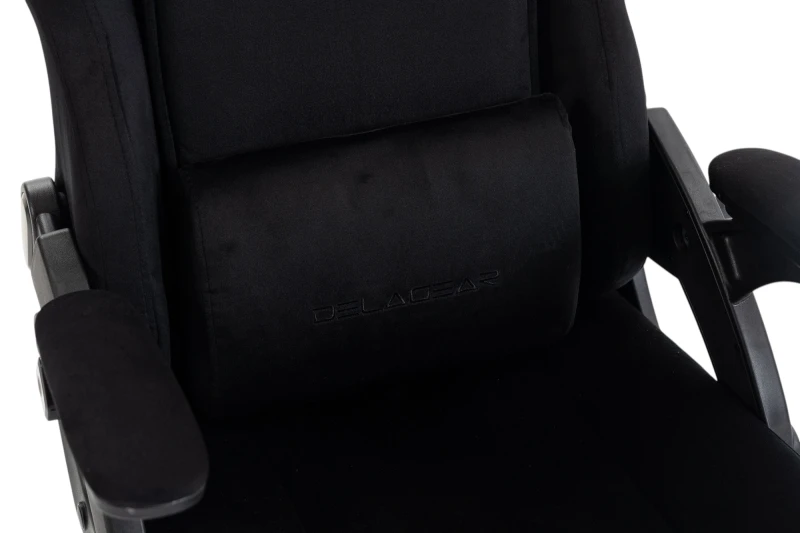Fotel Gamingowy Delagear G 450 Czarny - zbliżenie na poduszkę lędźwiową z logo DELAGEAR.