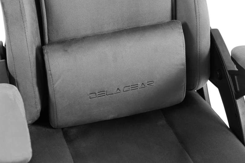 Fotel Gamingowy Delagear G 450 Ciemnoszary Materiałowy - zbliżenie na poduszkę lędźwiową z napisem DELAGEAR.