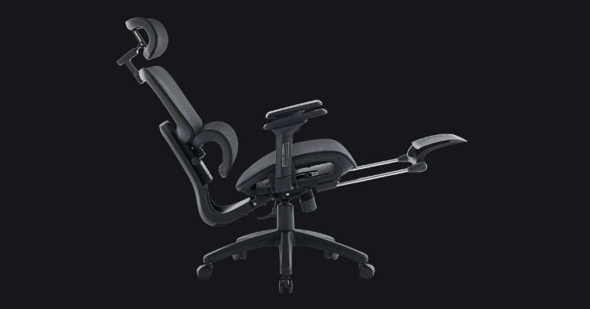 Fotel biurowy DELAGEAR M Pro 750 w pozycji odchylonej z wysuniętym podnóżkiem prezentujący funkcję relaksu i ergonomiczny profil konstrukcji
