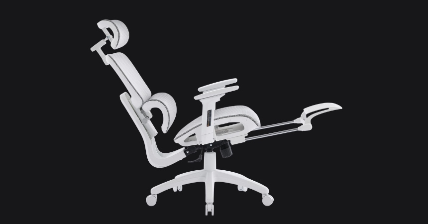 Fotel biurowy DELAGEAR M Pro 750 w pozycji odchylonej z wysuniętym podnóżkiem prezentujący funkcję relaksu i ergonomiczny profil konstrukcji