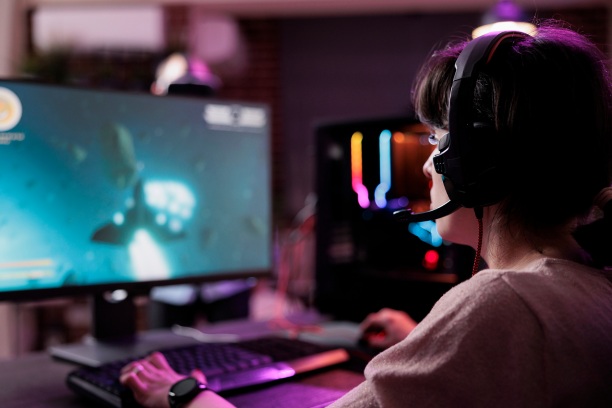 Technologie, które poprawiają komfort grania i pracy – od stream decka po smart żarówki