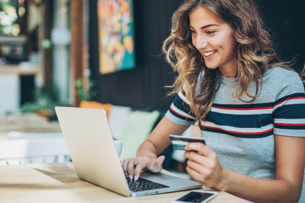 Jak przetestować fotel przed zakupem online? Wskazówki, na co zwracać uwagę przy zamówieniu przez internet